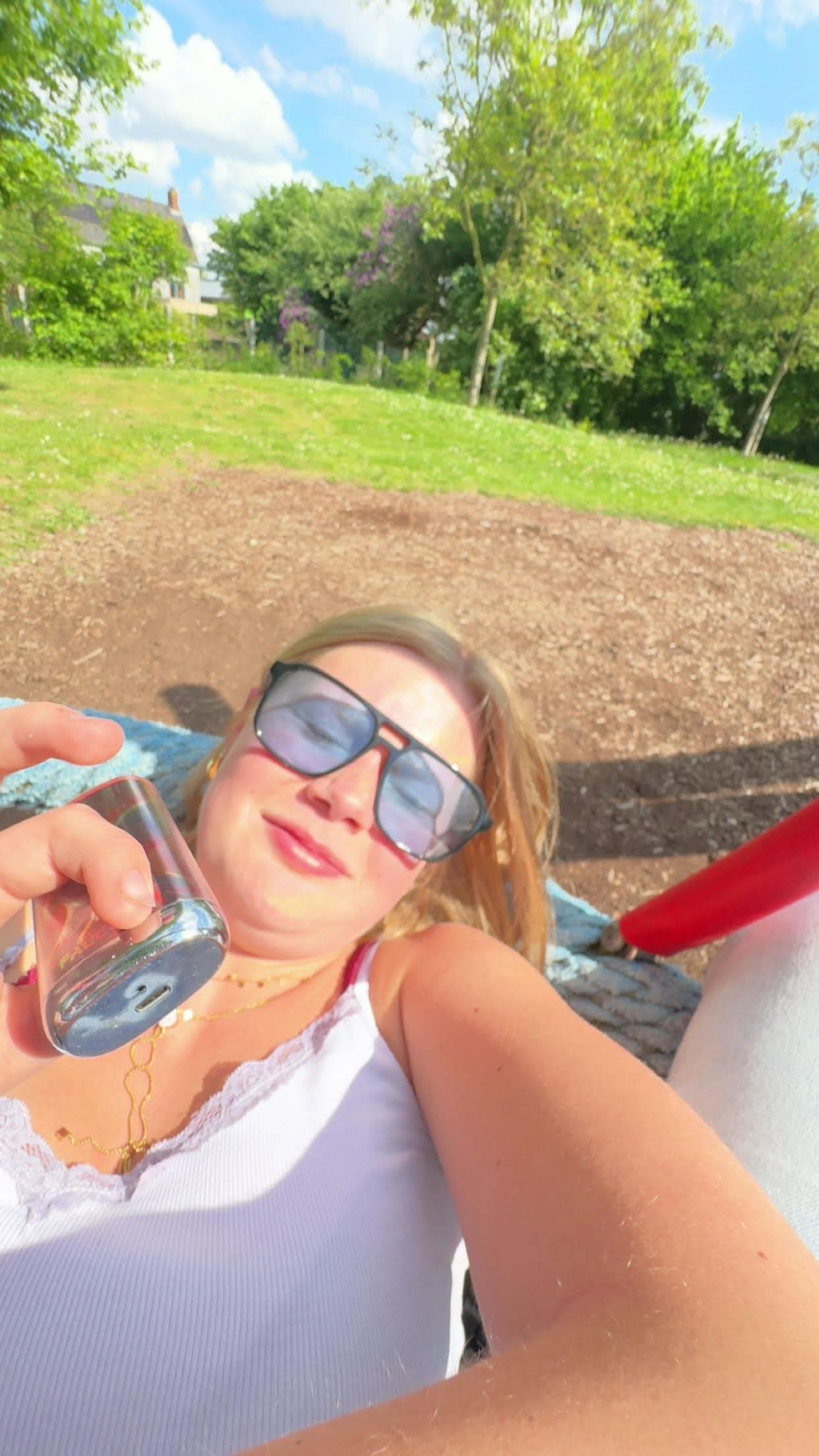 Laure met haar zonnebril buiten in Kanegem